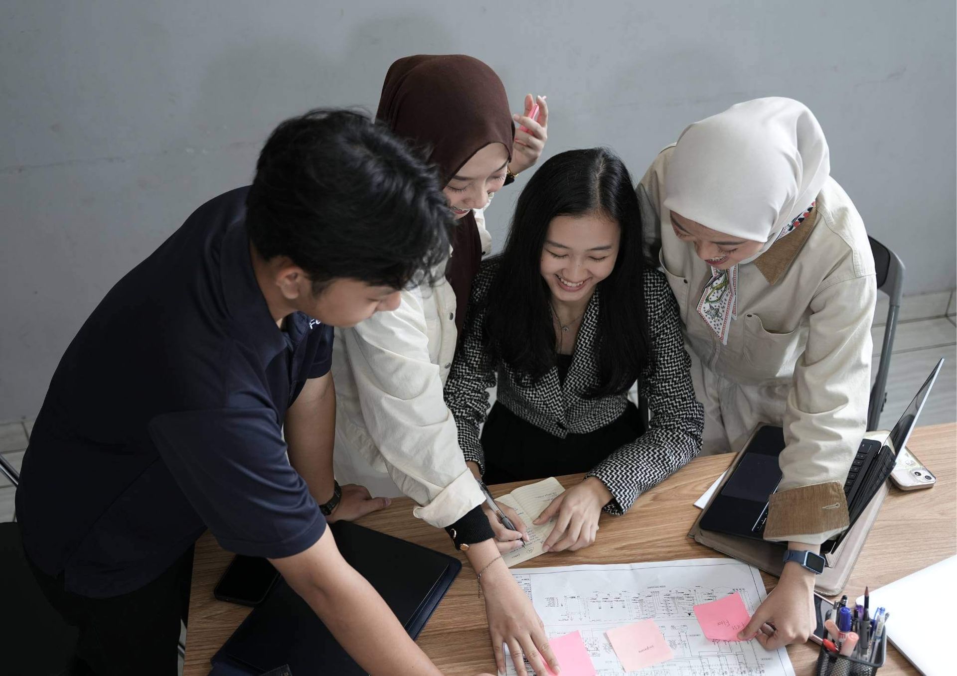 Diskusi teknis antara tim Ferbos dan klien